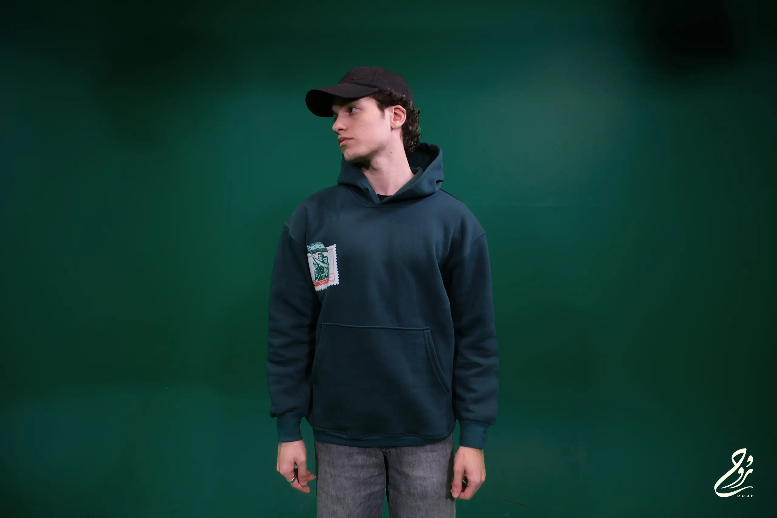 مستوحى من الطوابع السوريه التي اصدرت خلال الثورات ضد الفرنسيين يخلد هذا التصميم ذكرى تحرر المستمر للامه السوريه عبر التاريخ.