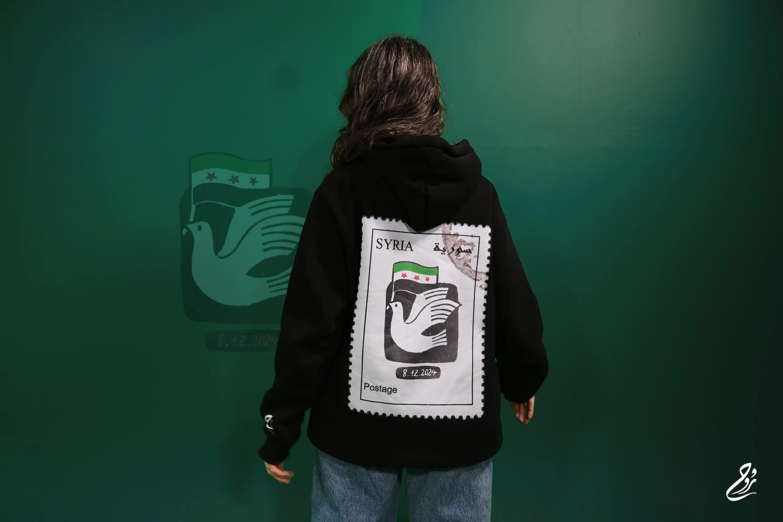 مع جمالية الطوابع السورية، يمثل تصميم 'طائر الحرية' أرواح السوريين المحلقة بالحرية الجديدة. ُمفصّل بالتاريخ الأيقوني ،8.12.2024 وعلم سوريا"
".الحرة