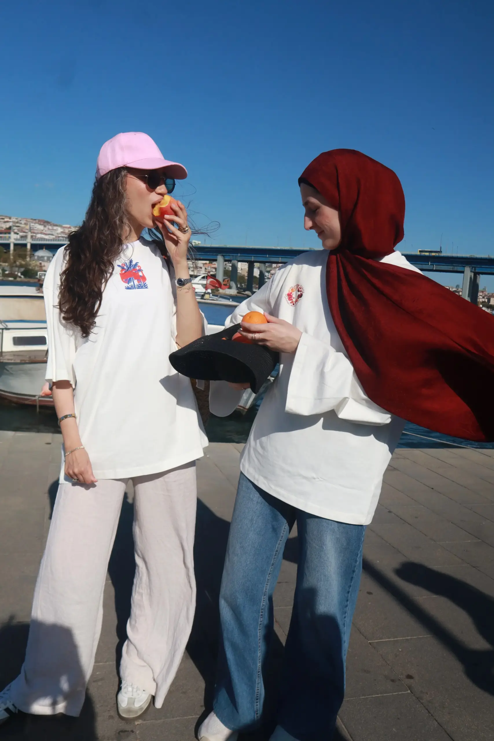 . أبياتا ل ُمنيسة دعبول ونزار قباني، تحتفي بحب ثمار أرضنا بألوان دافئة وخطوط بارزة